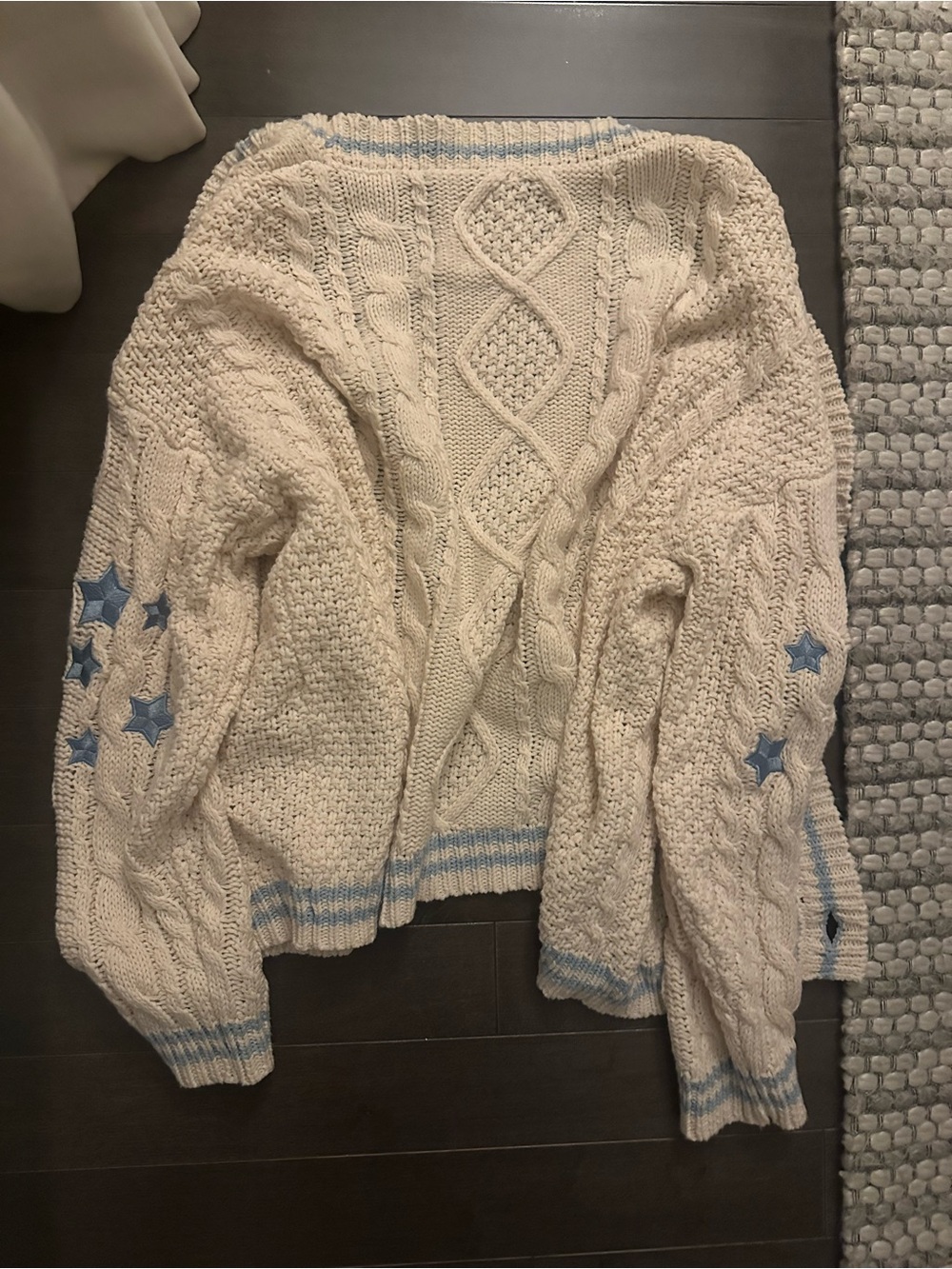 Taylor swift Cream Cable Knit Cardigan with Light Blue Trim and Stars - Picture 3 of 3